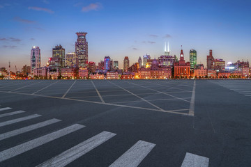 上海金融區(qū)夜景和柏油馬路