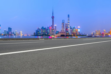 柏油馬路和上海陸家嘴金融中心