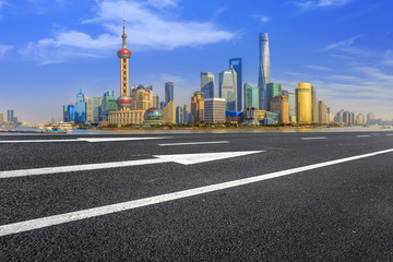 柏油馬路和上海陸家嘴建筑群