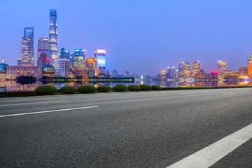 柏油馬路和上?，F(xiàn)代建筑群