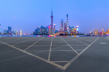 地面劃線和上海摩天大樓天際線