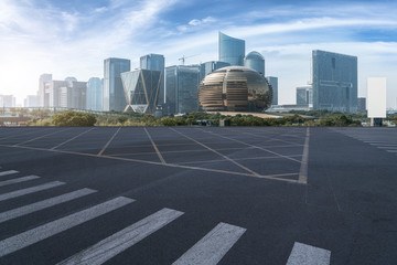道路地面和杭州現(xiàn)代建筑群