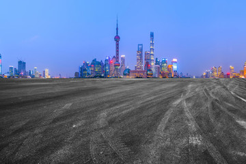 柏油馬路和上?，F(xiàn)代建筑群