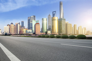 柏油馬路和上?，F(xiàn)代建筑群