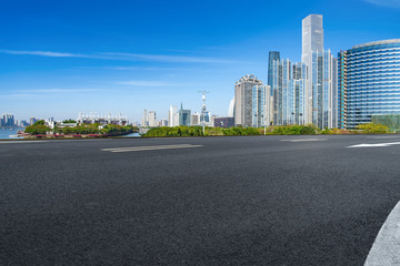 柏油馬路和上海陸家嘴現代建筑