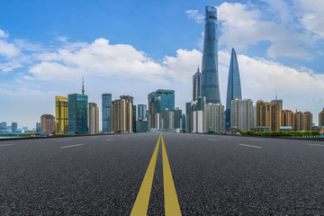 柏油馬路和上海陸家嘴高端建筑