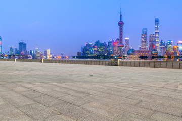 地磚路面和上海摩天大樓天際線