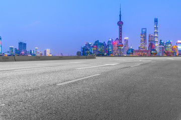 柏油馬路和上海摩天大樓天際線