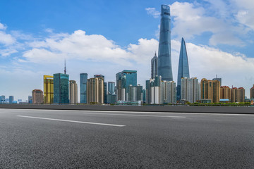 柏油馬路和上海摩天大樓天際線