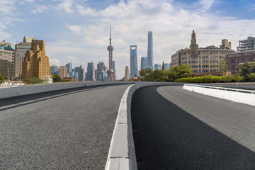 柏油馬路和上海摩天大樓天際線