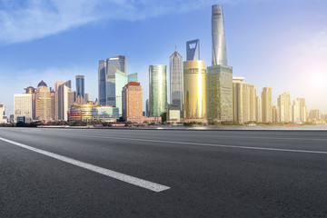 瀝青路面和陸家嘴現(xiàn)代建筑群