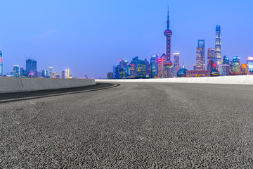 瀝青路面和上海摩天大樓天際線