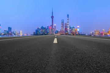 柏油路面和上?，F(xiàn)代建筑群