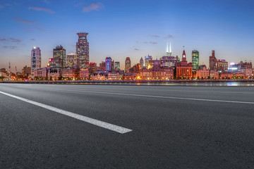 柏油馬路和上海現(xiàn)代建筑群