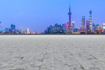 地磚路面和上海摩天大樓天際線