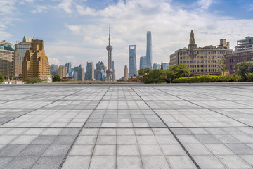 地磚路面和上海摩天大樓天際線
