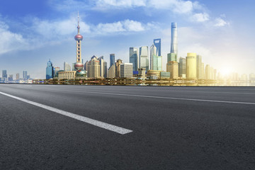 道路地面和上海現(xiàn)代建筑天際線