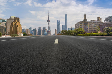 柏油馬路和上海陸家嘴金融中心