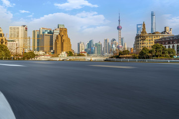 柏油馬路和上海摩天大樓