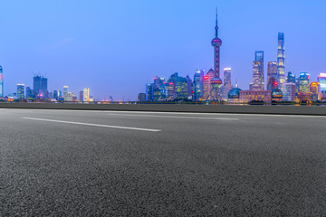 瀝青路面和上?，F(xiàn)代建筑群天際線