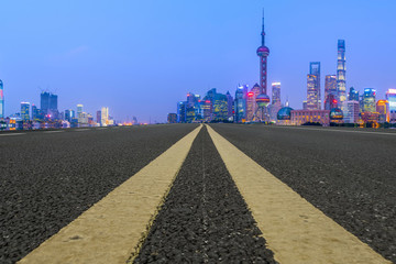 瀝青路面和上?，F(xiàn)代建筑群天際線