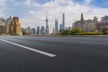 柏油馬路和陸家嘴建筑天際線