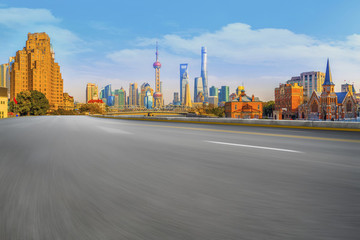 柏油馬路和陸家嘴建筑天際線