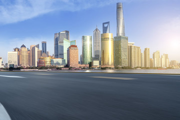 柏油馬路和現(xiàn)代建筑天際線