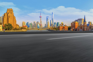 柏油馬路和現(xiàn)代建筑天際線