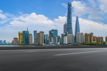 柏油馬路和現(xiàn)代建筑天際線