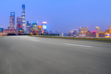 柏油馬路和現(xiàn)代建筑天際線
