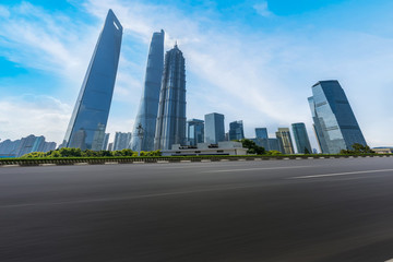 柏油馬路和現(xiàn)代建筑天際線