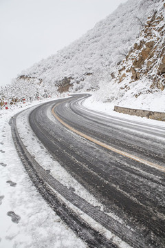 雪后結(jié)冰的公路