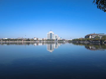 湖畔城市建筑