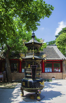 千山皈源寺舊址香爐與云彩堂