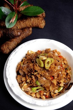 白辣椒炒捆雞