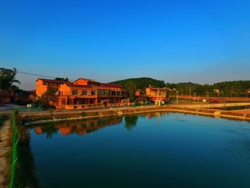 醉美鄉(xiāng)村高峰村夕陽下鄉(xiāng)村民居