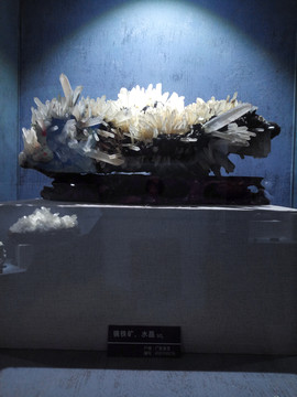 鏡鐵礦水晶
