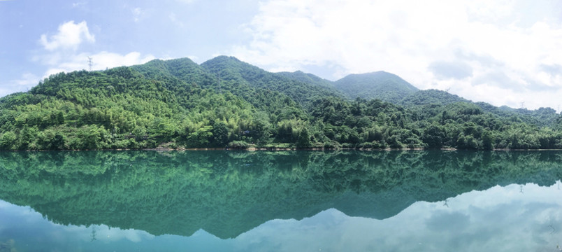 國畫風(fēng)高山湖泊倒影