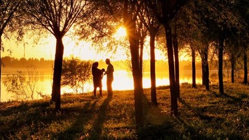 夕陽(yáng)下愛(ài)的家庭剪影
