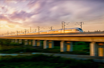 高鐵穿越高架橋
