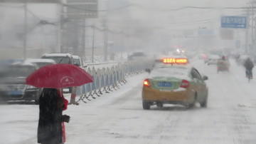 雪天道路車輛行人