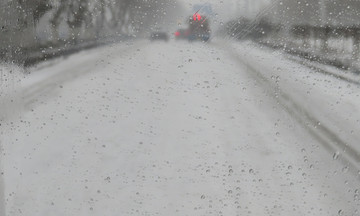 雪天車前窗看到的道路