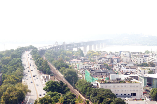 黃鶴樓上遠(yuǎn)眺武漢長(zhǎng)江大橋