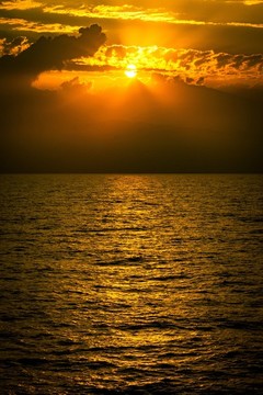 海上日出