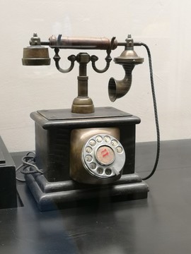 老式電話機(jī)