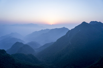 山巒日出
