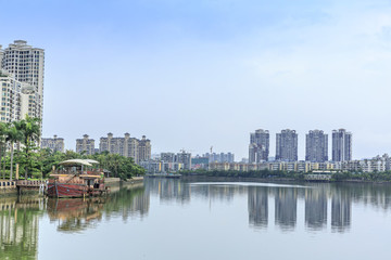 河邊城市風(fēng)光倒影