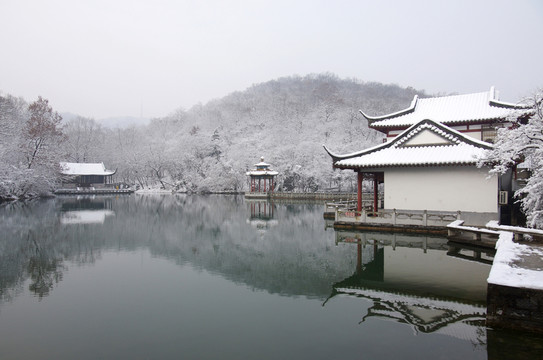 瑯琊山深秀湖雪后景色