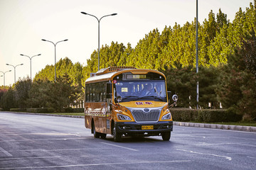行駛在路上的校車